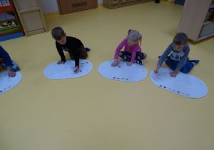09 Dzieci na dywanikach grają w warzywne memory